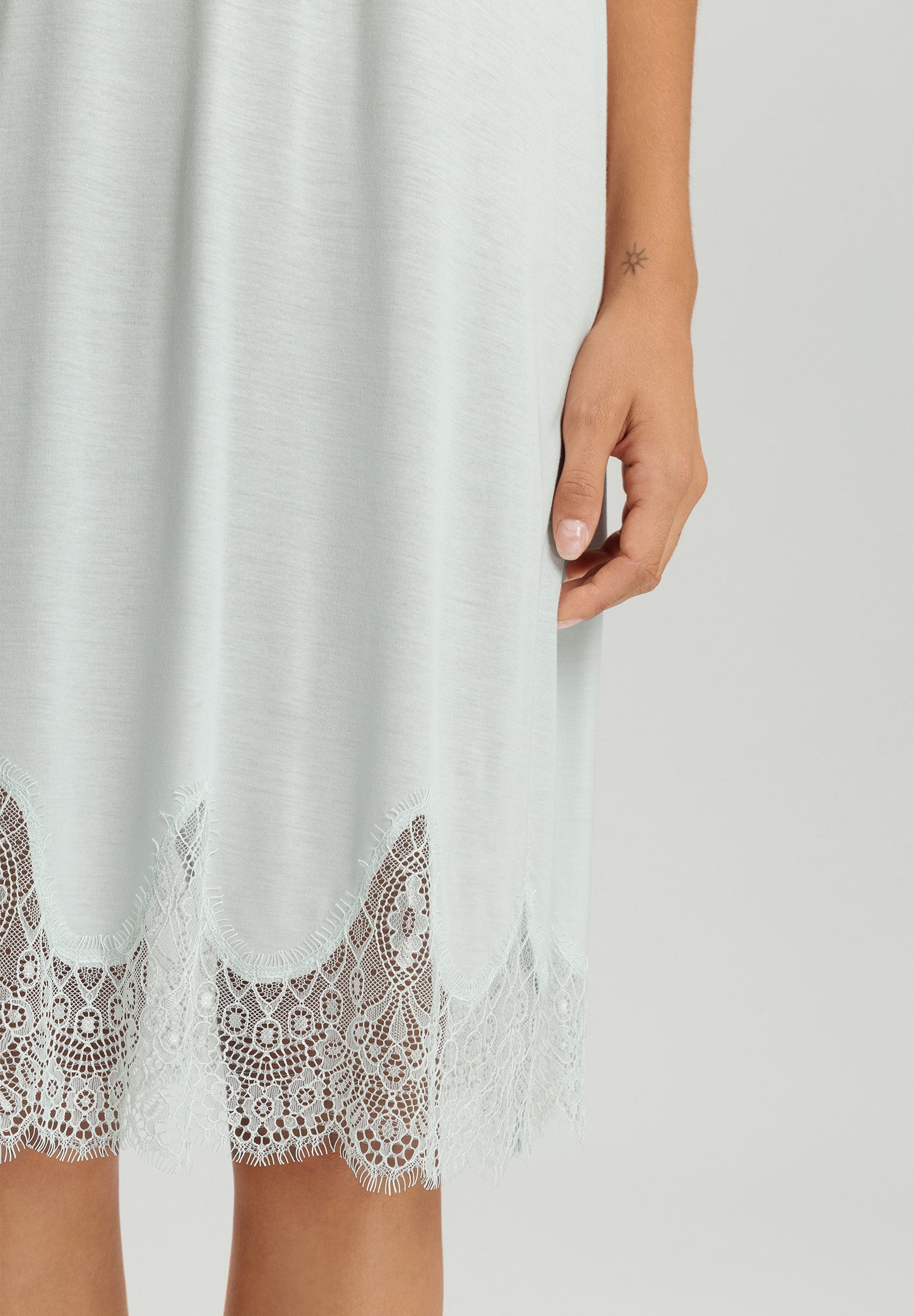 Melia Scalloped Lace Round Neck Nightgown | Ice Flow 74802-2577