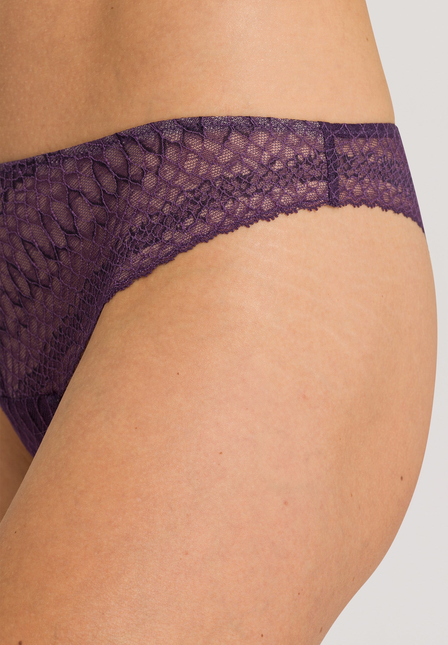 72942 Thalie Thong - 2376 Animal Lace Boysenberry