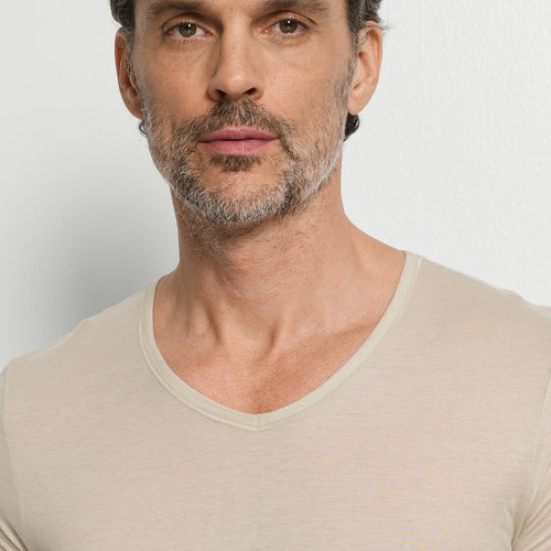 Ultralight Supima Cotton V-Neck Fitted T-Shirt | Moon 73001-2824